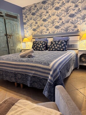 Bastide Provençale des Romarins | Desk, laptop workspace, free WiFi