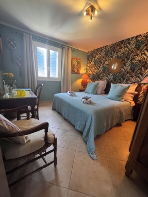 Skrivebord, skrivebord for bærbar PC og wi-fi (inkludert)