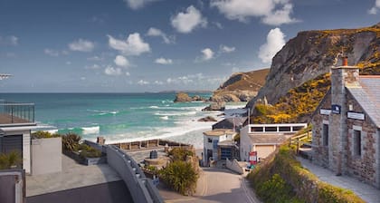 Luxury Cornish Home, Modern Cabin, Central St.Agnes Village, Sleeps 8, Nr Beach