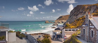 Luxury Cornish Home, Modern Cabin, Central St.Agnes Village, Sleeps 8, Nr Beach