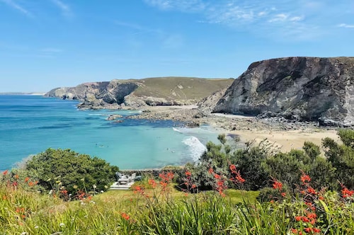 
Luxury Cornish Home, Modern Cabin, Central St.Agnes Village, Sleeps 8, Nr Beach