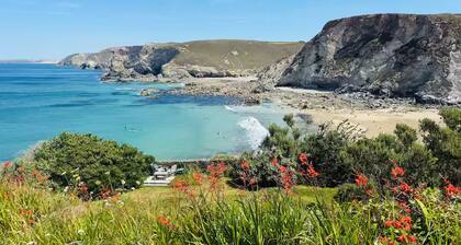 Luxury Cornish Home, Modern Cabin, Central St.Agnes Village, Sleeps 8, Nr Beach