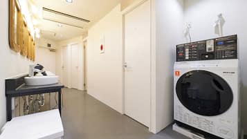 Ducha, secador de pelo, toallas y champú