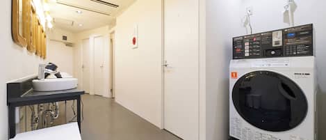 Chuveiro, secador de cabelo, toalhas de banho, shampoo