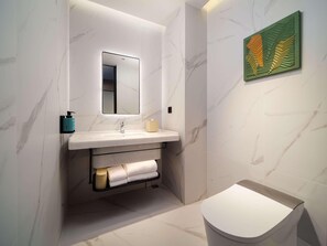 Une salle de bain moderne avec un meuble-lavabo en marbre, un évier, un miroir, un porte-serviettes et des toilettes.