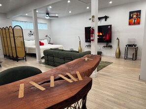 1 Schlafzimmer, Zimmersafe, Schreibtisch, Bügeleisen/Bügelbrett