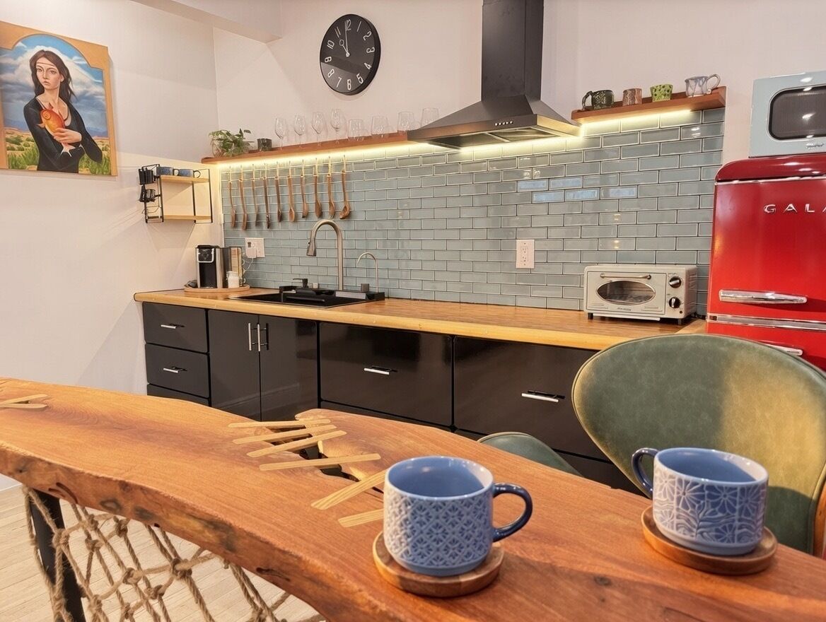 Réfrigérateur, micro-ondes, four, plaque de cuisson