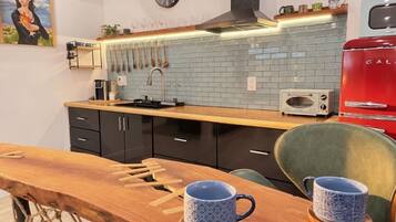 Réfrigérateur, micro-ondes, four, plaque de cuisson