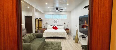 1 sovrum, värdeförvaringsskåp på rummet och skrivbord