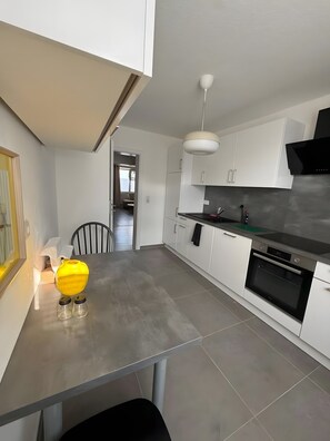 Frigorífico, horno, placa de cocina y cafetera o tetera
