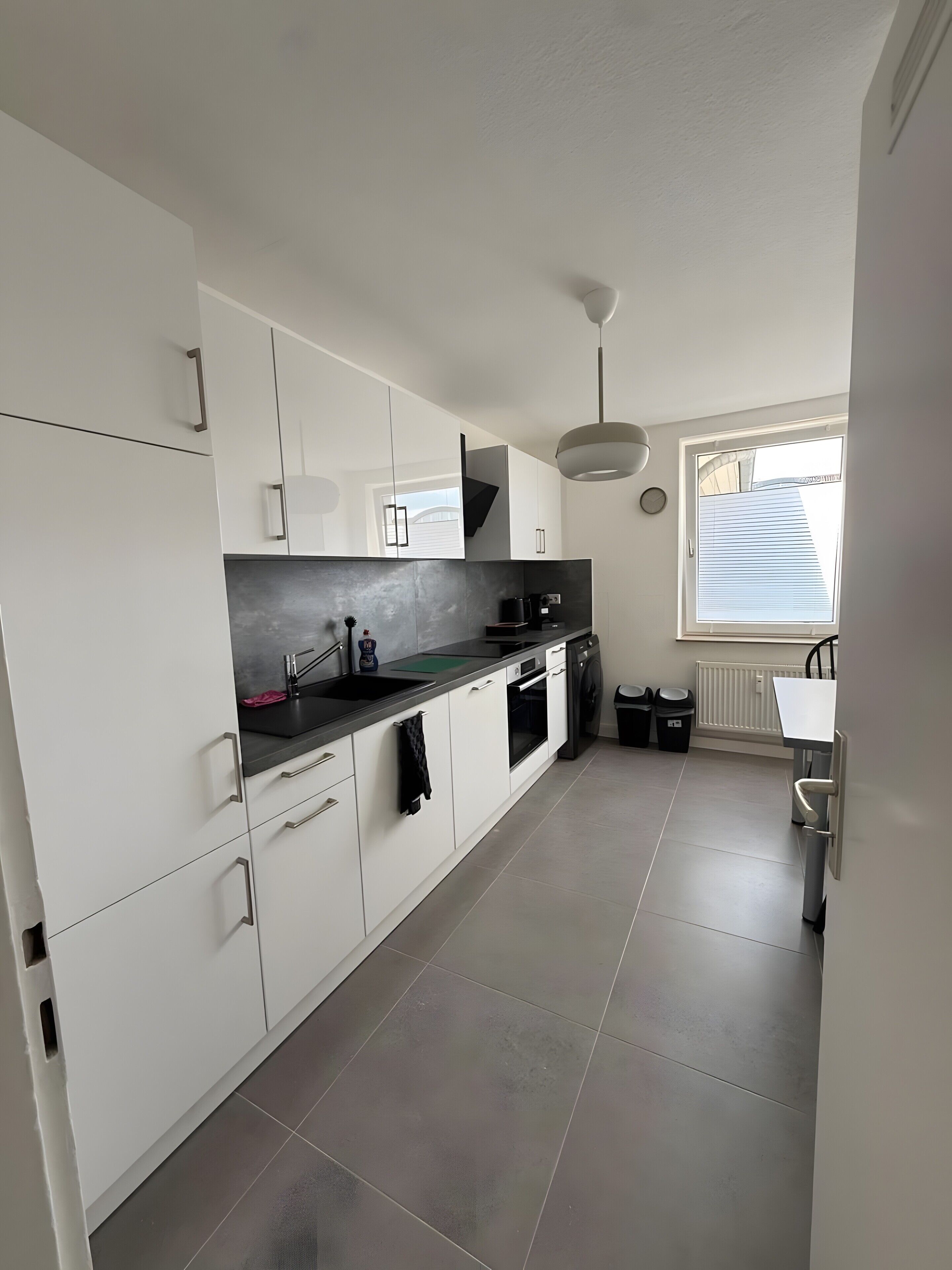 Fridge, oven, stovetop, coffee/tea maker