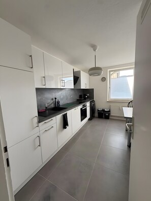 Frigorifero, forno, piano cottura, macchina per tè/caffè