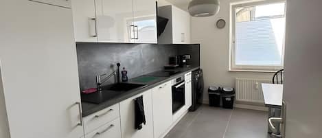 Fridge, oven, stovetop, coffee/tea maker