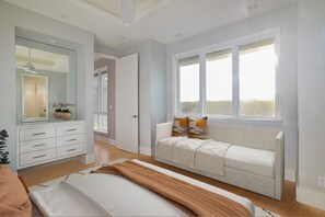 7 bedrooms, desk, iron/ironing board, travel cot