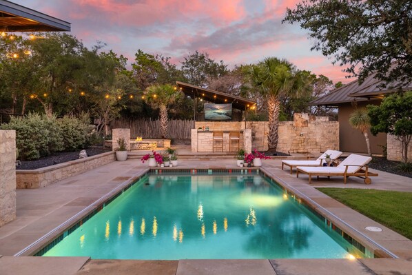 A heated pool - LUXURY HILLTOP ESTATE | 15 BEDS | POOL, SPA, SAUNA, FIRE PIT, POOL TABLE | 15 Mins to DT Austin (Austin)