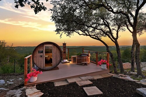 LUXURY HILLTOP ESTATE | 15 BEDS | POOL, SPA, SAUNA, FIRE PIT, POOL TABLE | 15 Mins to DT Austin