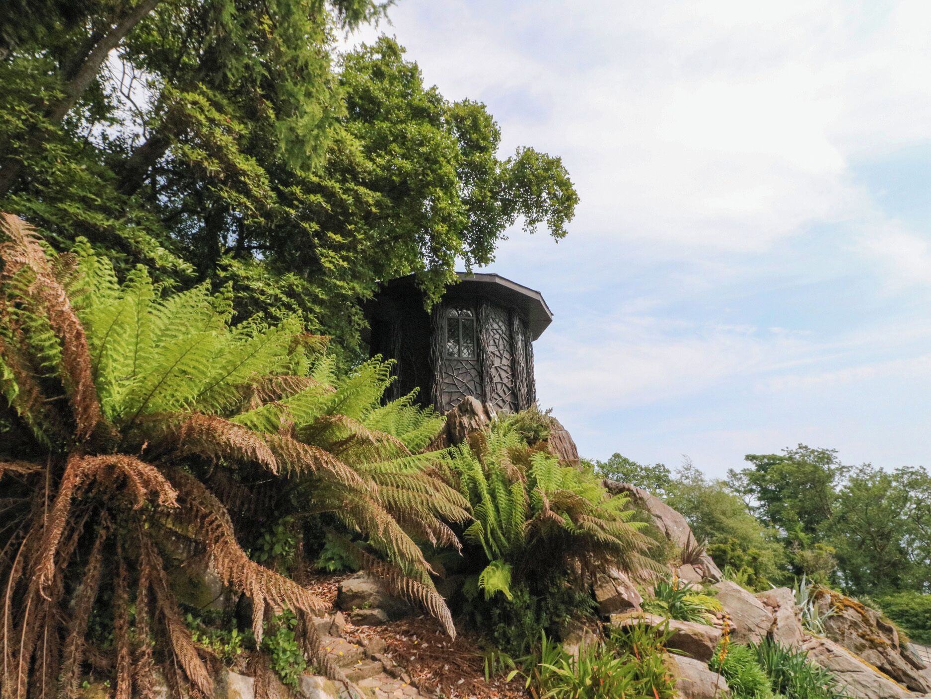 المنشأ ة من الخارج