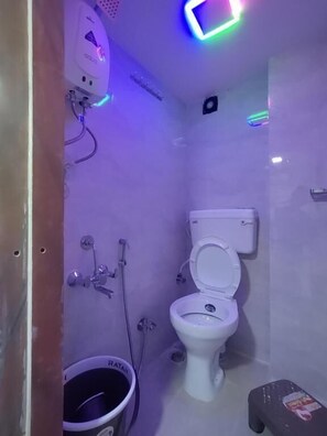 Produtos de toalete grátis, toalhas de banho, sabonete, papel higiênico