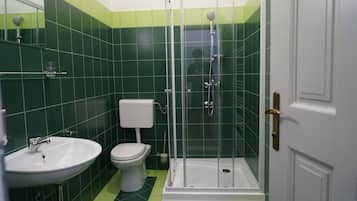 Regadera, toallas, papel de baño