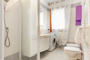 Shower, bidet, towels