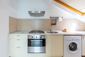 Appartement (2 Bedrooms) | Cuisine privée | Four, plaque de cuisson, bouilloire électrique