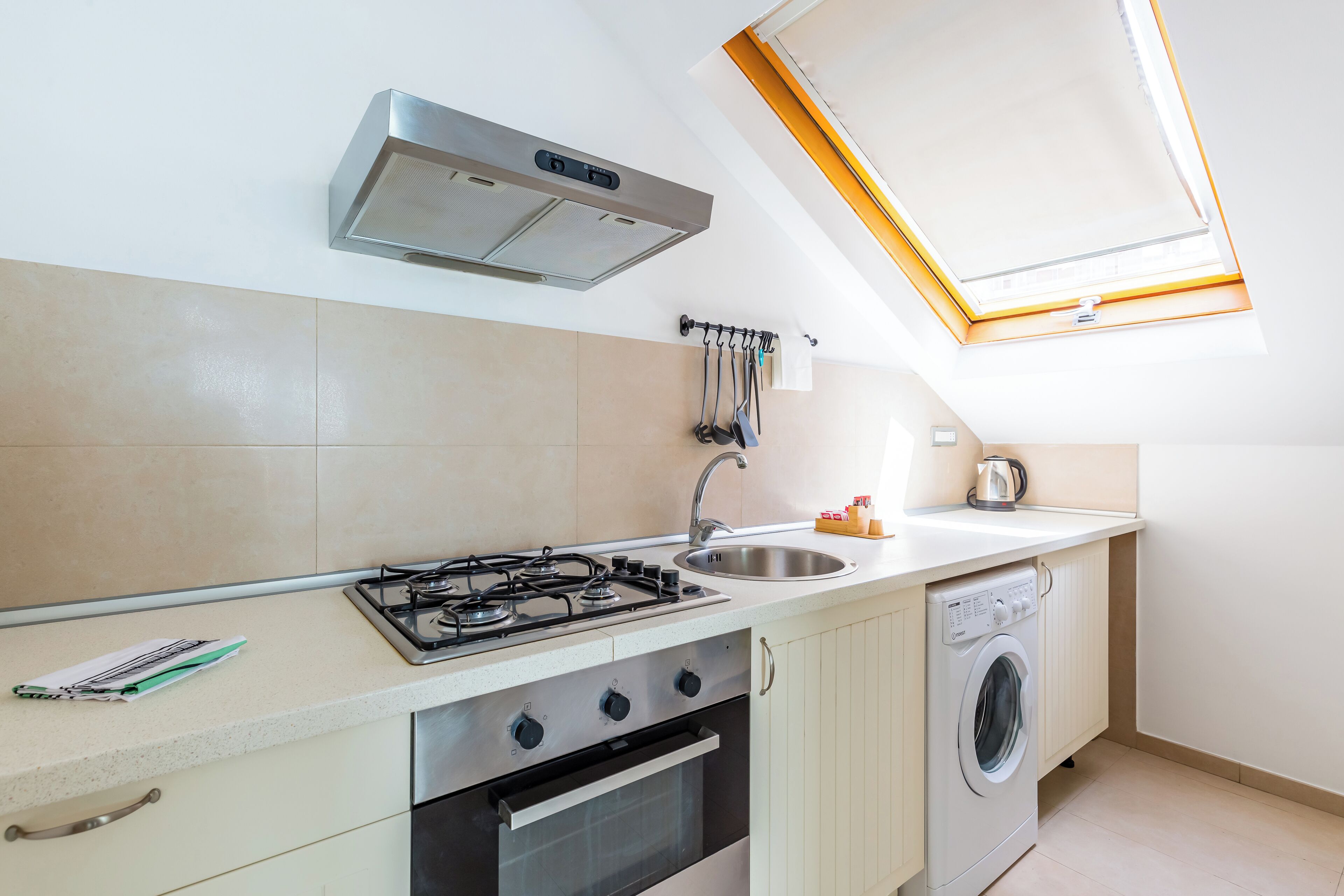 Apartamento (2 Bedrooms) | Cozinha privada | Fogão, cooktop, chaleira elétrica, talheres/pratos/utensílios de cozinha