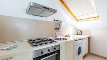 Apartamento (2 Bedrooms) | Cozinha privada | Fogão, cooktop, chaleira elétrica, talheres/pratos/utensílios de cozinha