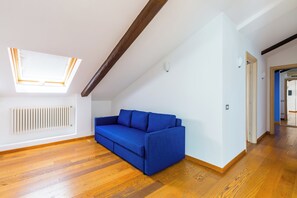 Căn hộ (2 Bedrooms) | Khu phòng khách | TV 32-inch có truyền hình cáp