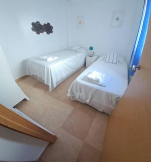 2 chambres, fer et planche à repasser, Wi-Fi, draps fournis