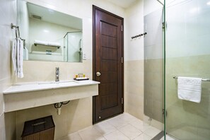 Deluxe Studio, 1 Bedroom | Bathroom | Shower, free toiletries, hair dryer, towels - Dancentre Luxury Apartment Near SECC (Ho-Chi-Minh)