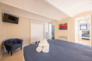 アパートメント (1 Bedroom) | 1 室のベッド�ルーム、ノートパソコン用作業スペース、ベッドシーツ