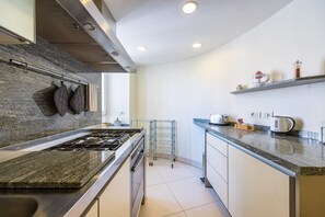 Apartment (1 Bedroom) | Private kitchen | Microwave, oven, stovetop, espresso maker - Blu Breeze on Seafront With Parking (Naples)