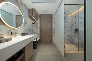 Habitación estándar con 2 camas individuales | Muebles diferentes, escritorio y espacio para trabajar con laptop 