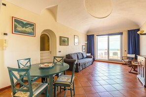 Appartamento (2 Bedrooms) | Area soggiorno | TV