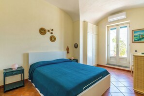 2 habitaciones, tabla de planchar con plancha y ropa de cama 