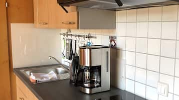 Kühlschrank, Herdplatte, Wasserkocher mit Kaffee-/Teezubehör