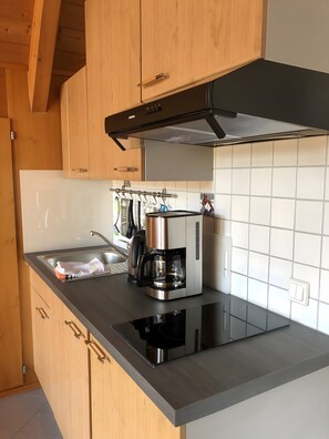 Réfrigérateur, plaque de cuisson, cafetière/bouilloire