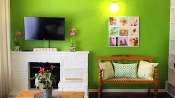 Cottage Deluks, 1 Tempat Tidur Queen, Hewan Peliharaan Diizinkan, pemandangan kebun | Area keluarga | Smart TV 32-inci dengan saluran TV digital dan Netflix