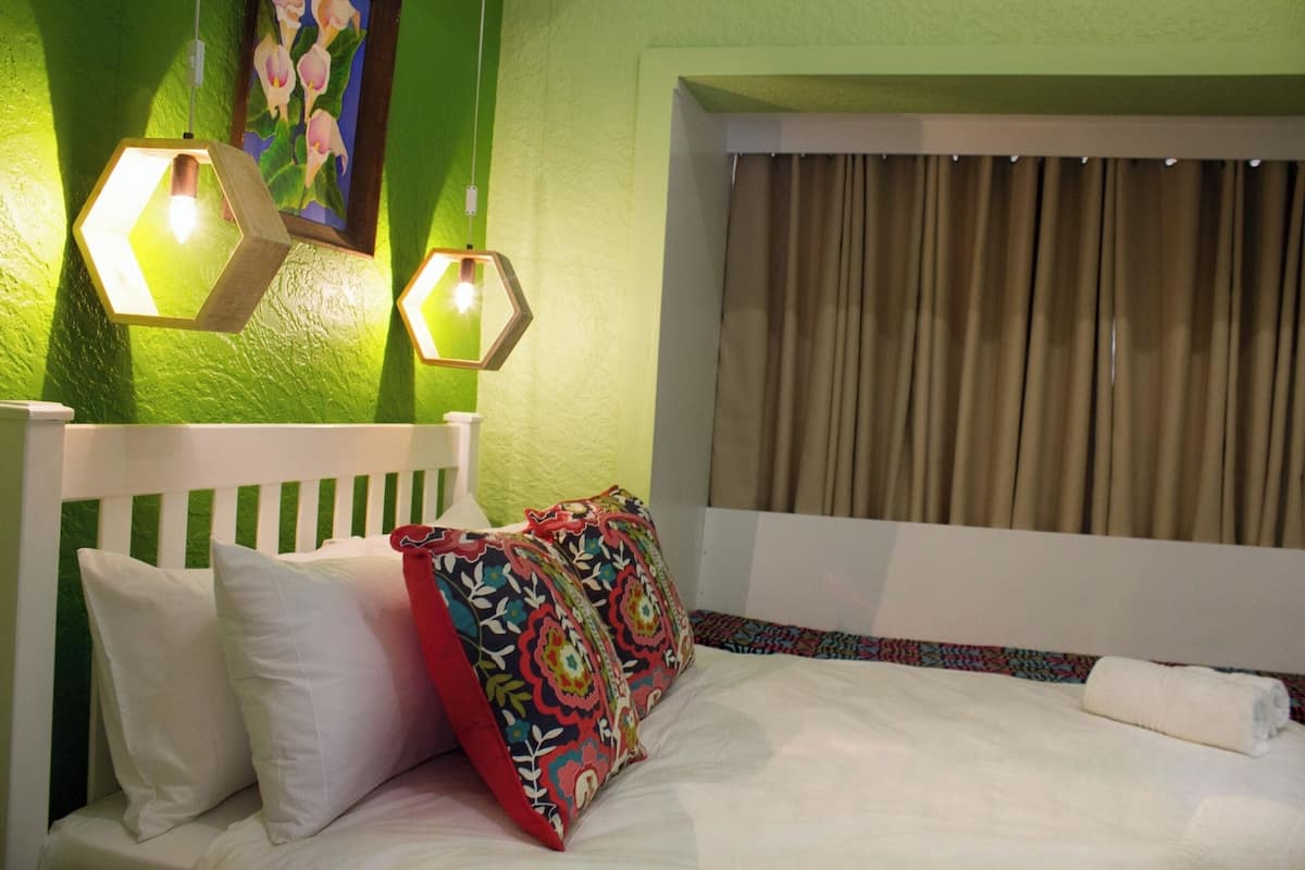 Deluxe Cottage, 1 Queen Bed, Pets allowed, Garden View | Egyptian cotton sheets, premium bedding, pillow-top beds, in-room safe