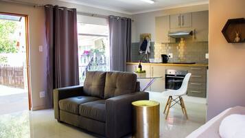 Economy-Ferienhaus, Blick auf den Innenhof | Wohnbereich