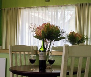 Cottage Deluxe, 1 grand lit, animaux de compagnie acceptés, vue jardin | Coin séjour | TV connectée de 32 pouces avec cha înes numériques, Netflix