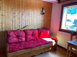 Tv, eldstad och ett bordtennisbord