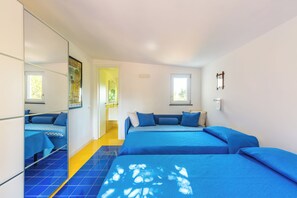 3 عدّة غرف نوم ومكواة/لوح كي وملاءات أسرّة