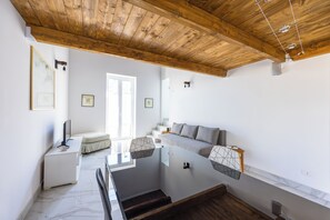 شقة (1 Bedroom) | منطقة المعيشة | تلفزيون