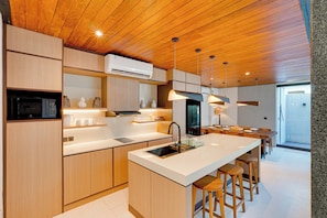 Vila, vista para a piscina | Cozinha privada | Geladeira, micro-ondas, cooktop, chaleira elétrica