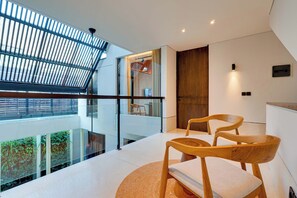 Villa, vue piscine | Balcon