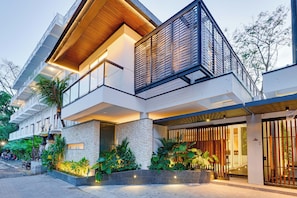 Vila, vista para a piscina | Cofres nos quartos, escrivaninha, espaço de trabalho para notebook