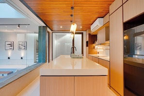 Vila, vista para a piscina | Cozinha privada | Geladeira, micro-ondas, cooktop, chaleira elétrica