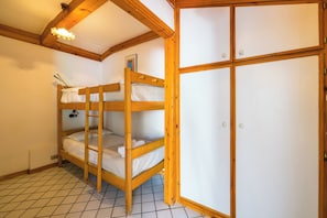 Appartement (3 Bedrooms) | 3 chambres, espace de travail pour ordinateur portable, draps fournis