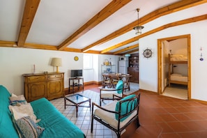 Appartement (3 Bedrooms) | Coin séjour | Télévision